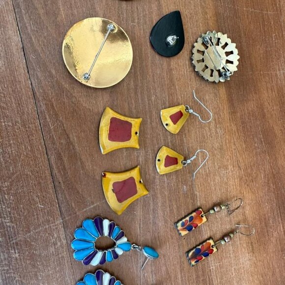 Collection of pins and earrings - Picture 2 of 2